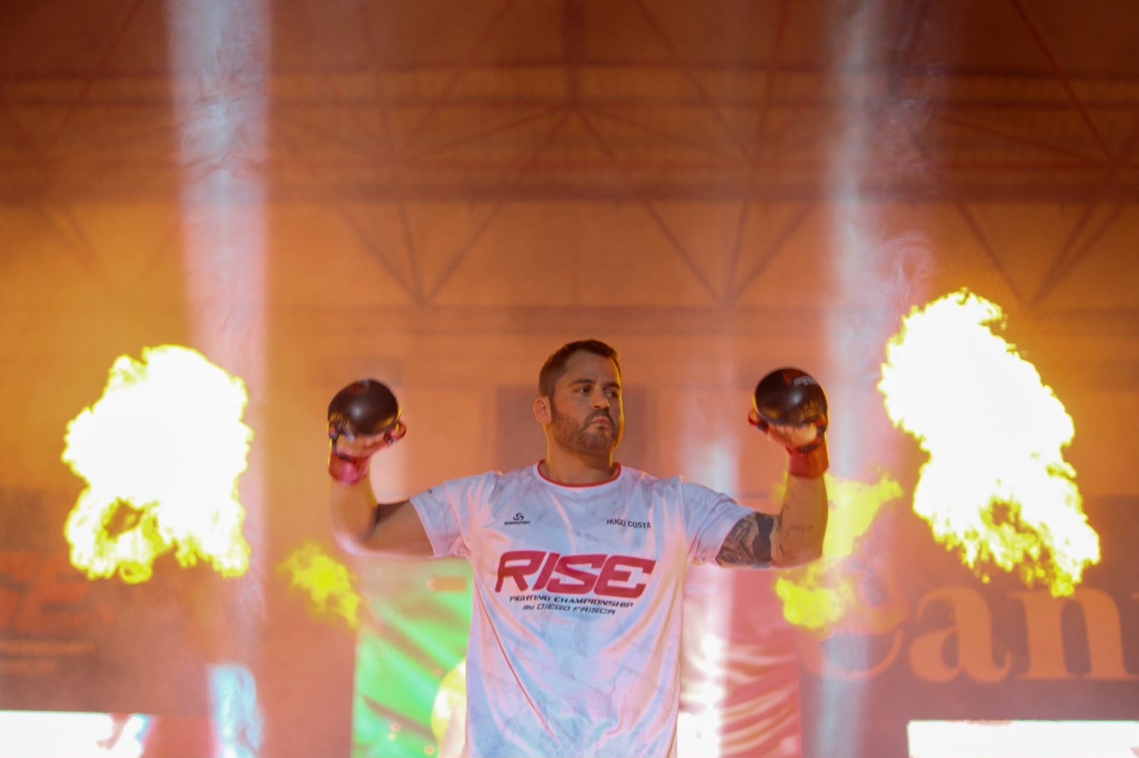 Entrada de Hugo Costa no evento de MMA