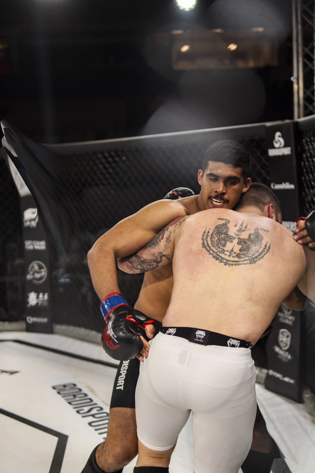 Hugo Costa após combate de MMA na jaula